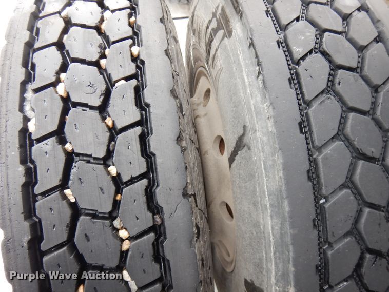 image for item IA9350 2001 Kenworth T800  semi truck