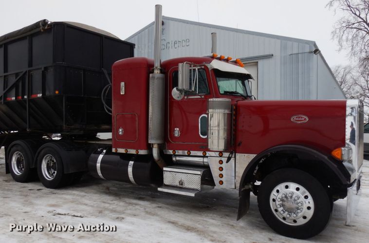 image for item IA9352 1999 Peterbilt 379  semi truck