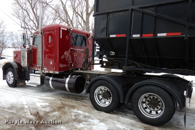 image for item IA9352 1999 Peterbilt 379  semi truck