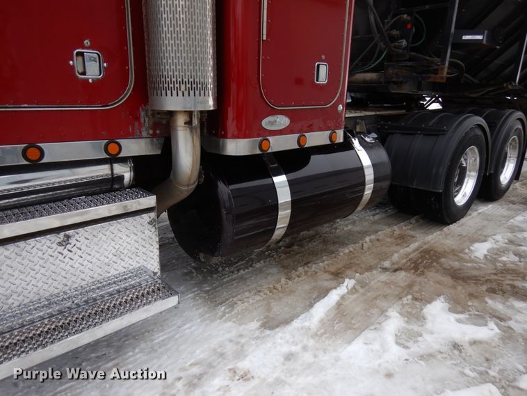 image for item IA9352 1999 Peterbilt 379  semi truck