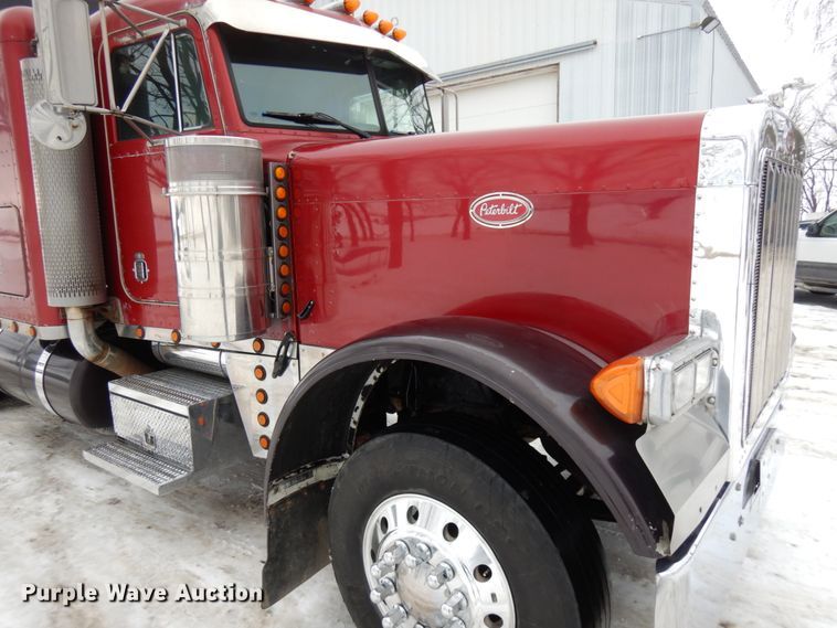image for item IA9352 1999 Peterbilt 379  semi truck