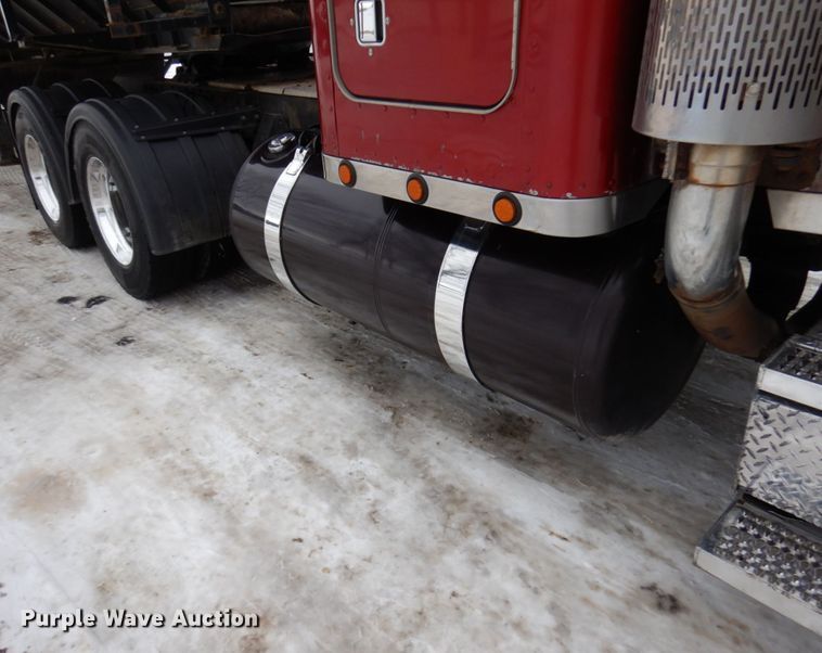 image for item IA9352 1999 Peterbilt 379  semi truck