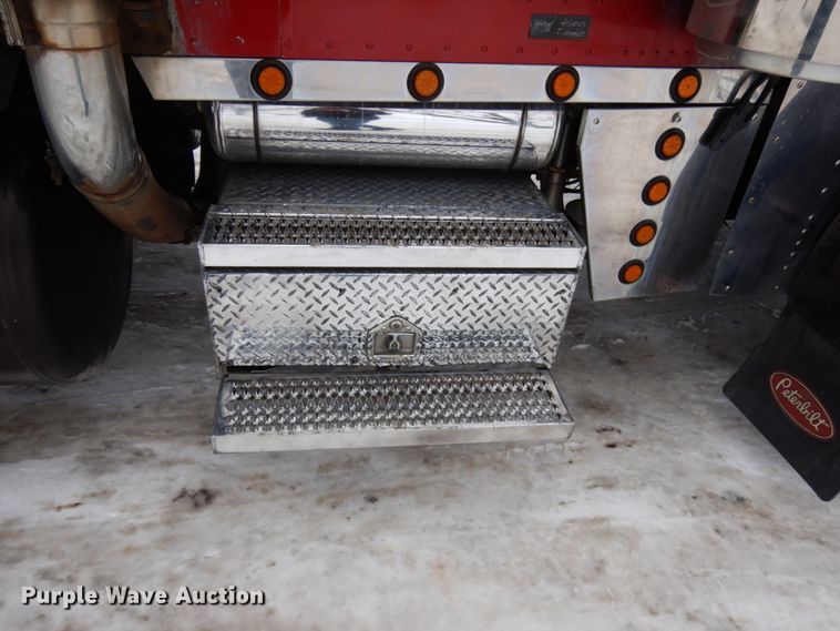 image for item IA9352 1999 Peterbilt 379  semi truck