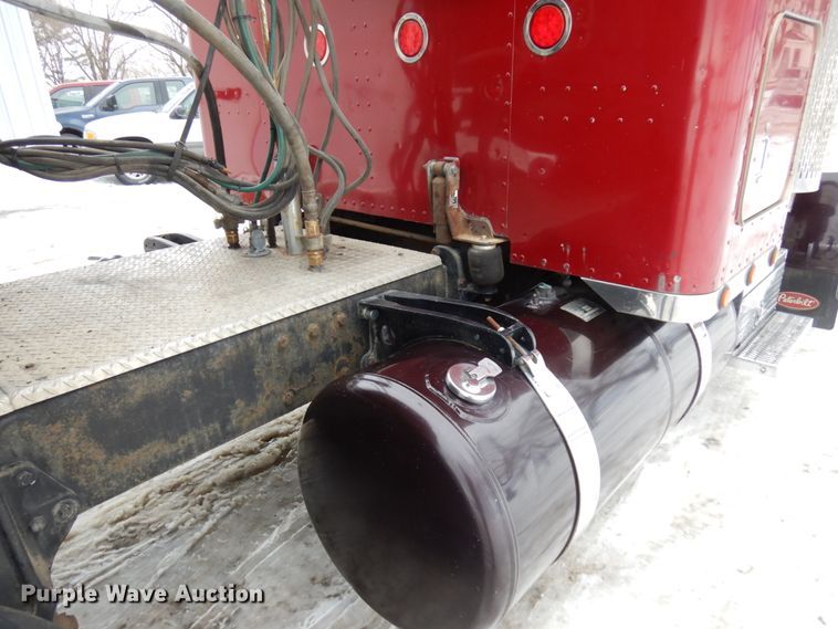 image for item IA9352 1999 Peterbilt 379  semi truck