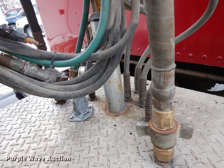 image for item IA9352 1999 Peterbilt 379  semi truck