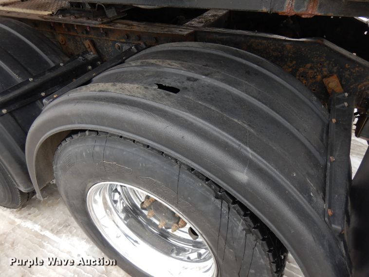 image for item IA9352 1999 Peterbilt 379  semi truck