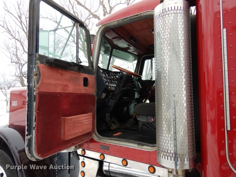 image for item IA9352 1999 Peterbilt 379  semi truck