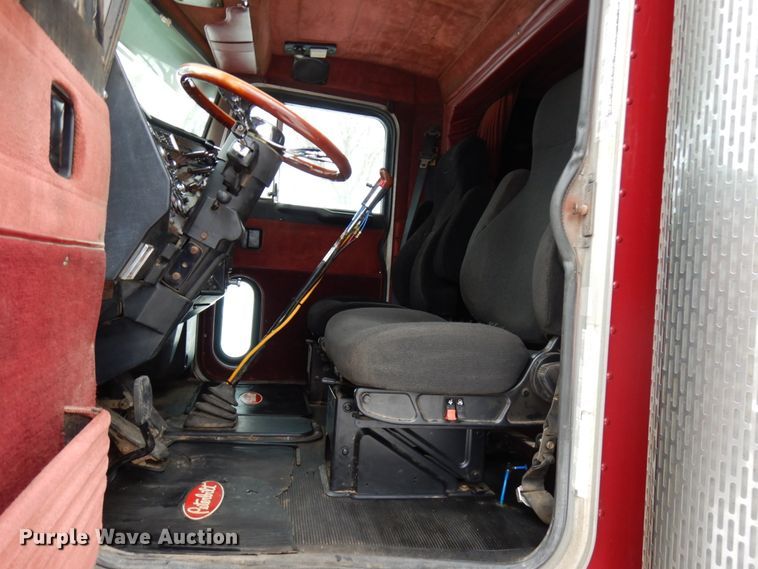 image for item IA9352 1999 Peterbilt 379  semi truck