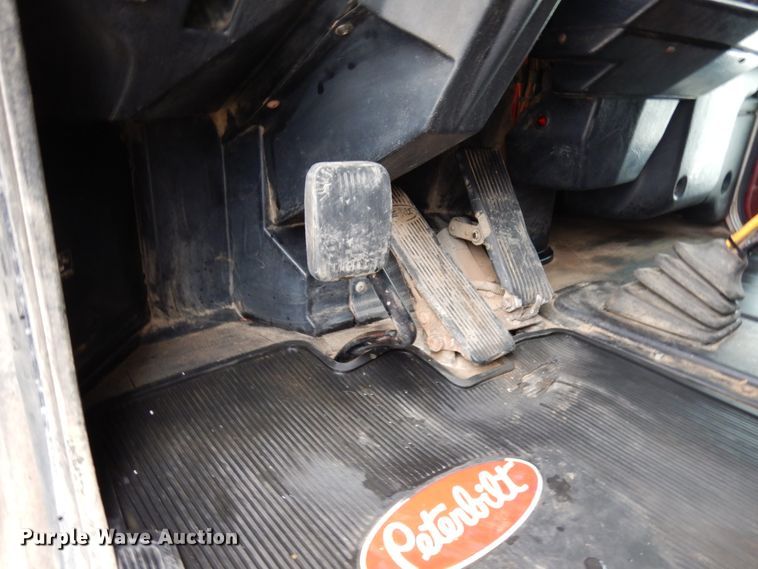 image for item IA9352 1999 Peterbilt 379  semi truck