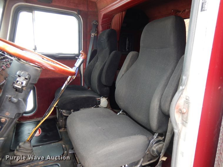 image for item IA9352 1999 Peterbilt 379  semi truck