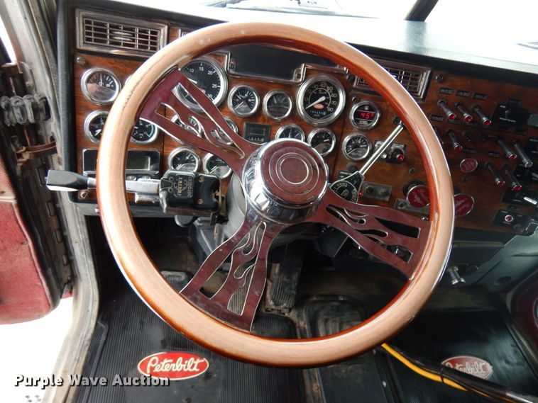 image for item IA9352 1999 Peterbilt 379  semi truck