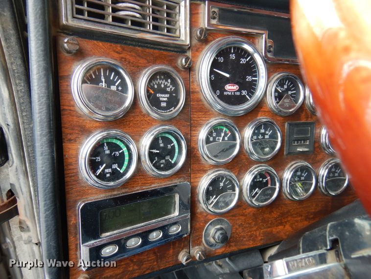 image for item IA9352 1999 Peterbilt 379  semi truck