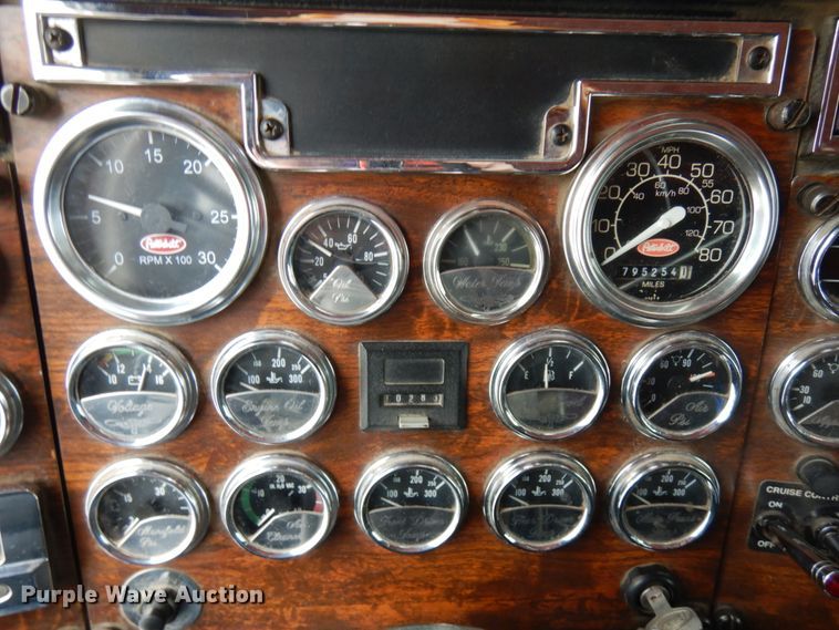 image for item IA9352 1999 Peterbilt 379  semi truck