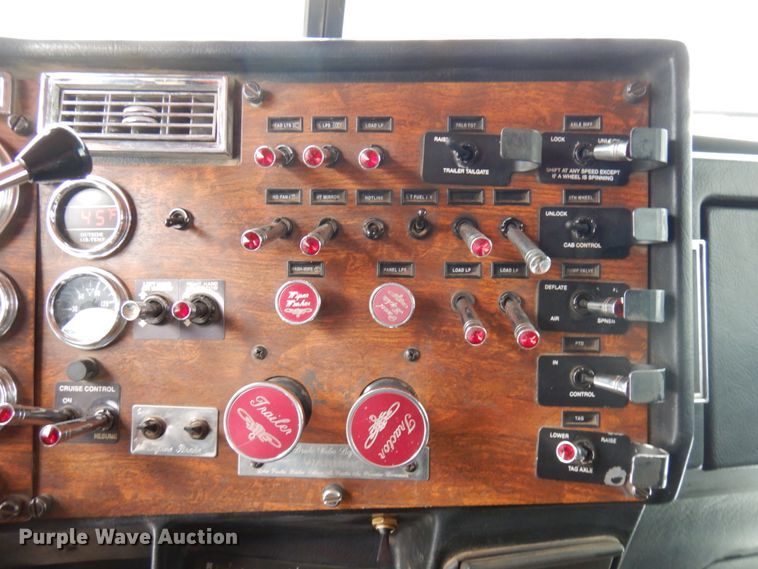 image for item IA9352 1999 Peterbilt 379  semi truck