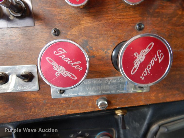 image for item IA9352 1999 Peterbilt 379  semi truck