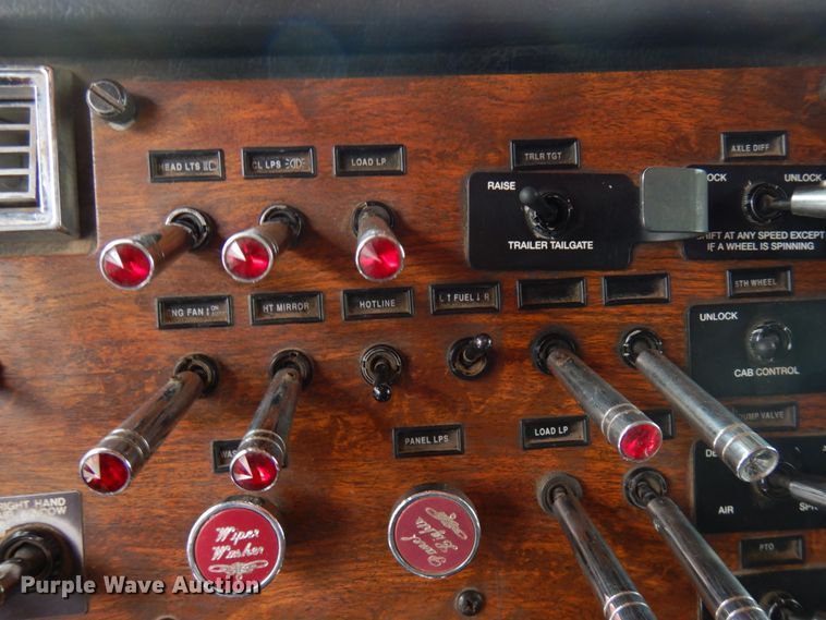 image for item IA9352 1999 Peterbilt 379  semi truck