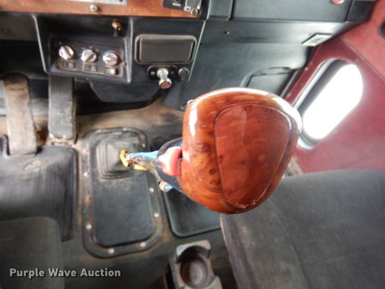 image for item IA9352 1999 Peterbilt 379  semi truck