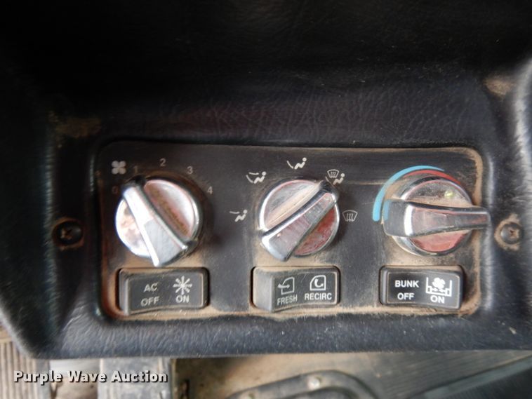 image for item IA9352 1999 Peterbilt 379  semi truck