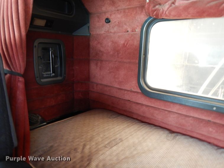 image for item IA9352 1999 Peterbilt 379  semi truck