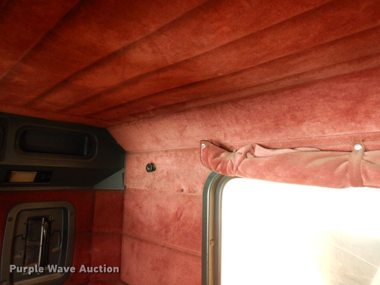 image for item IA9352 1999 Peterbilt 379  semi truck