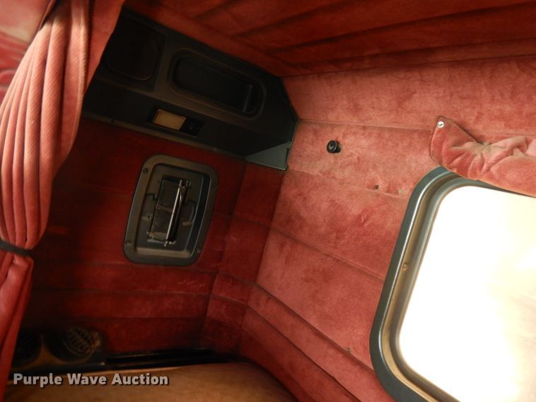 image for item IA9352 1999 Peterbilt 379  semi truck