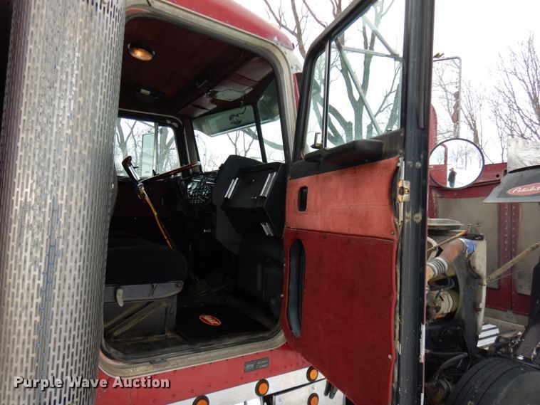 image for item IA9352 1999 Peterbilt 379  semi truck