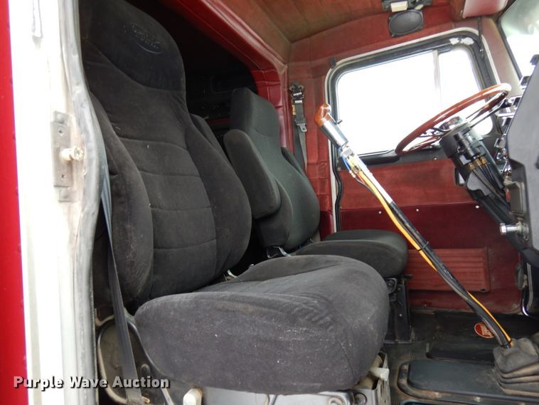 image for item IA9352 1999 Peterbilt 379  semi truck