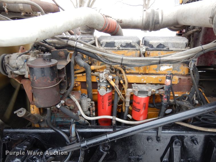 image for item IA9352 1999 Peterbilt 379  semi truck