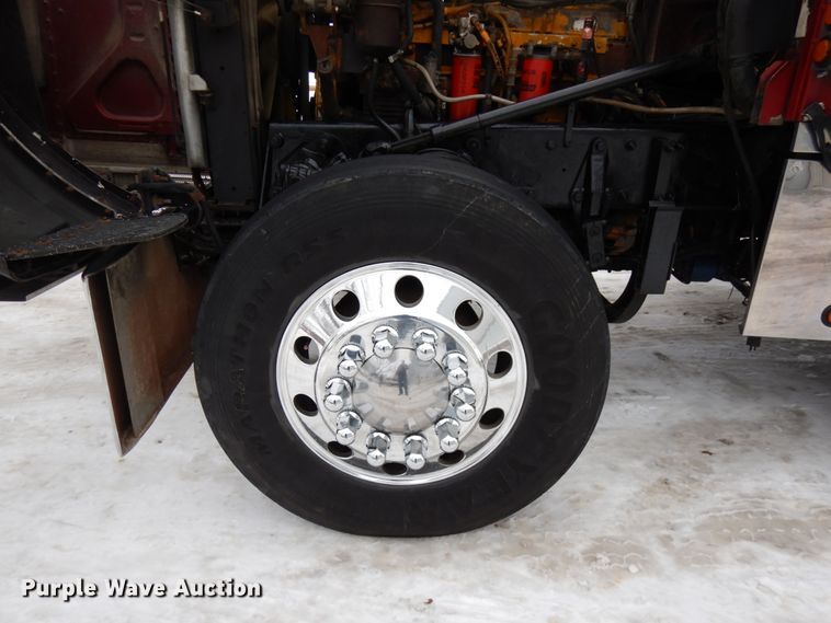 image for item IA9352 1999 Peterbilt 379  semi truck