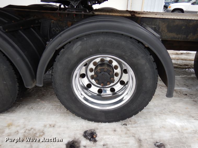 image for item IA9352 1999 Peterbilt 379  semi truck