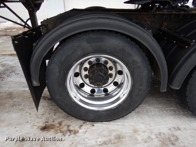 image for item IA9352 1999 Peterbilt 379  semi truck