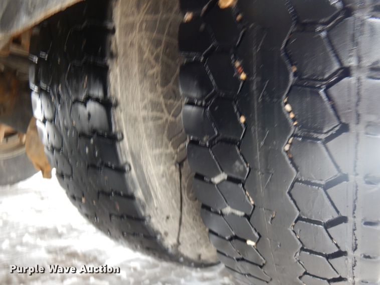 image for item IA9352 1999 Peterbilt 379  semi truck