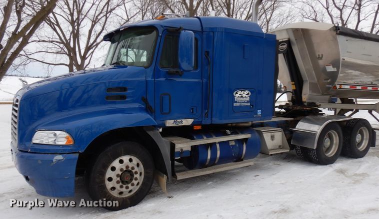 image for item IA9354 2002 Mack CX613  semi truck