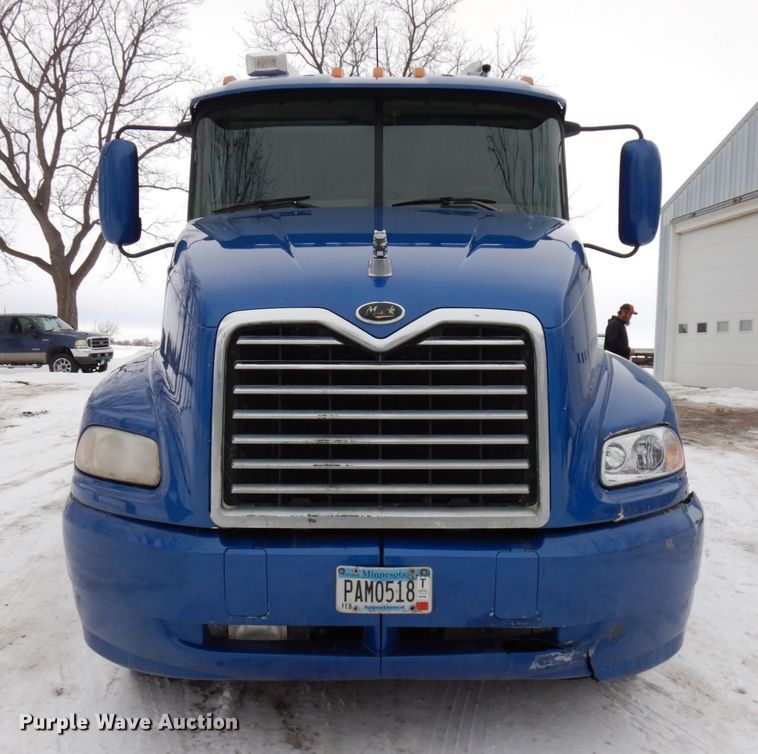 image for item IA9354 2002 Mack CX613  semi truck