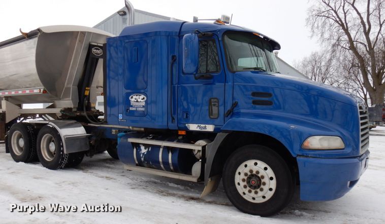 image for item IA9354 2002 Mack CX613  semi truck