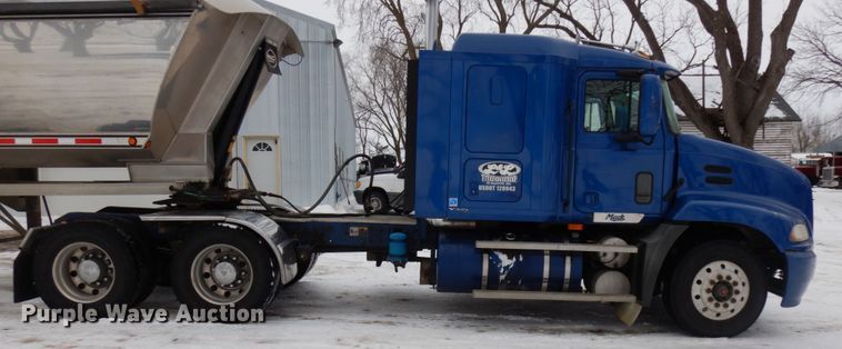 image for item IA9354 2002 Mack CX613  semi truck