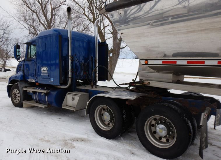 image for item IA9354 2002 Mack CX613  semi truck