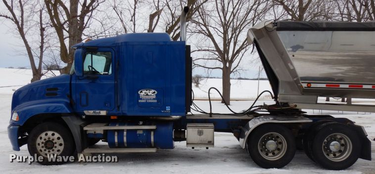 image for item IA9354 2002 Mack CX613  semi truck