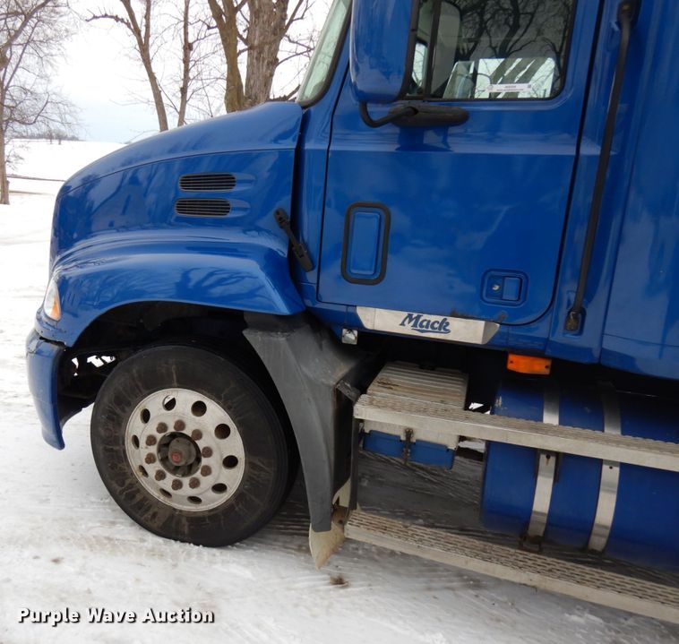 image for item IA9354 2002 Mack CX613  semi truck