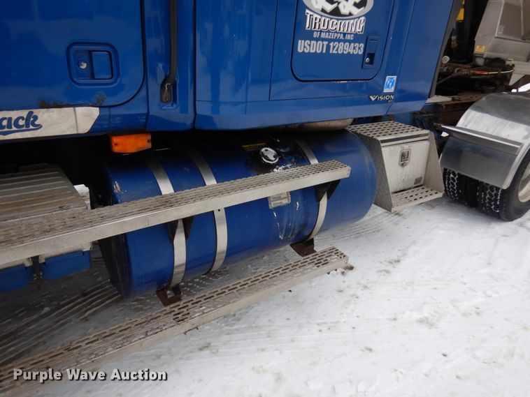 image for item IA9354 2002 Mack CX613  semi truck