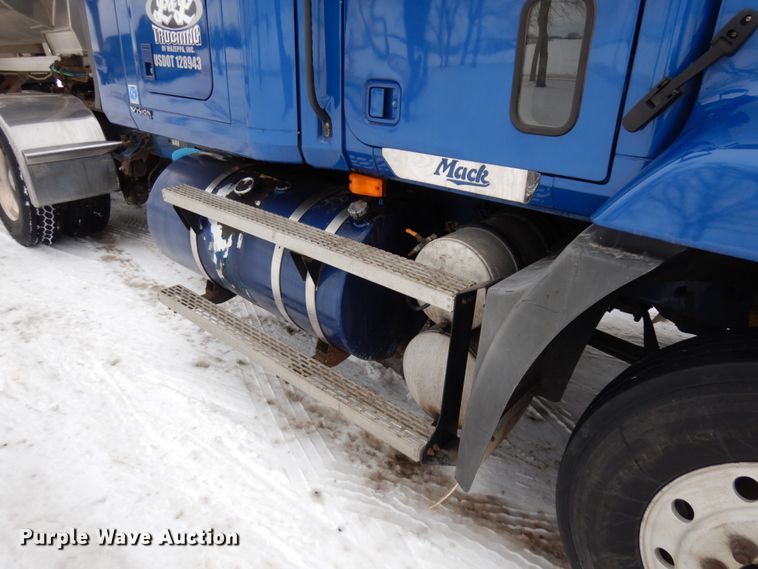 image for item IA9354 2002 Mack CX613  semi truck