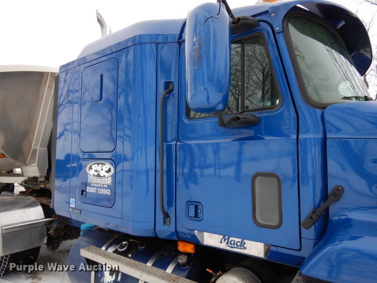 image for item IA9354 2002 Mack CX613  semi truck