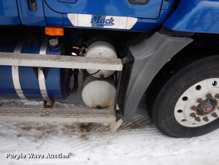 image for item IA9354 2002 Mack CX613  semi truck