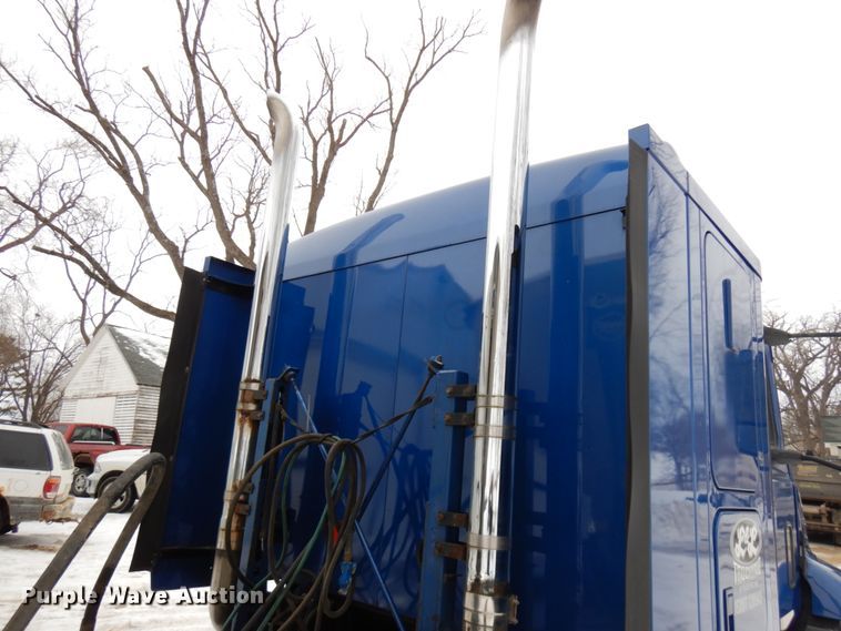 image for item IA9354 2002 Mack CX613  semi truck