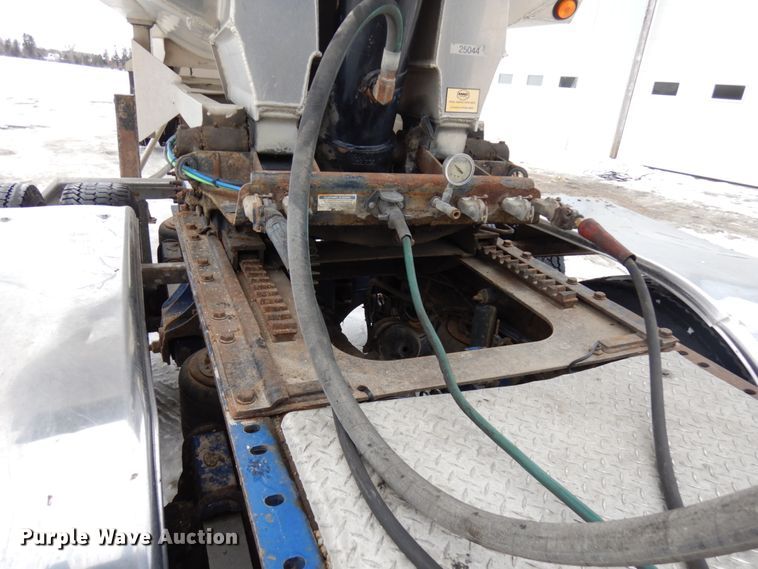 image for item IA9354 2002 Mack CX613  semi truck