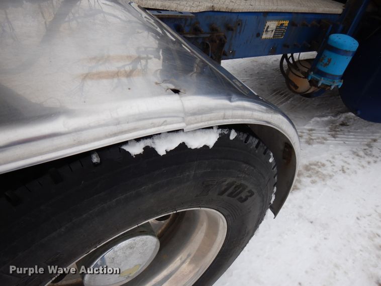 image for item IA9354 2002 Mack CX613  semi truck