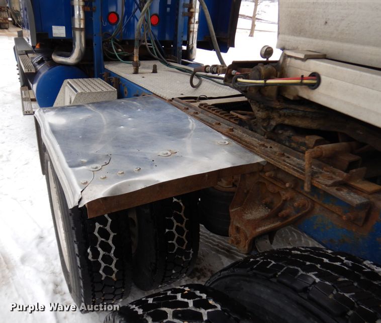 image for item IA9354 2002 Mack CX613  semi truck