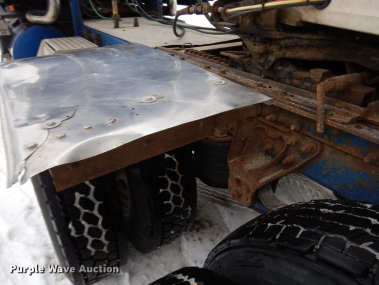 image for item IA9354 2002 Mack CX613  semi truck