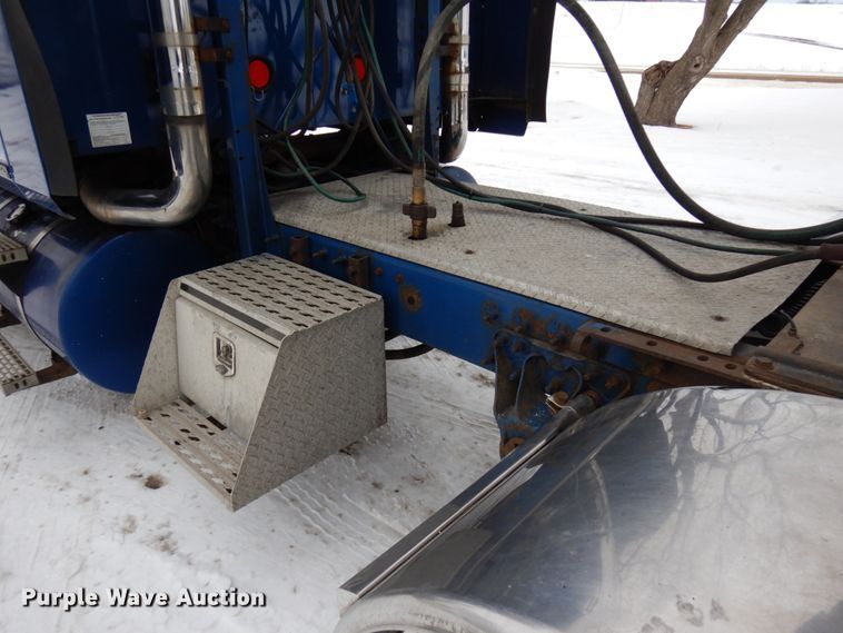 image for item IA9354 2002 Mack CX613  semi truck