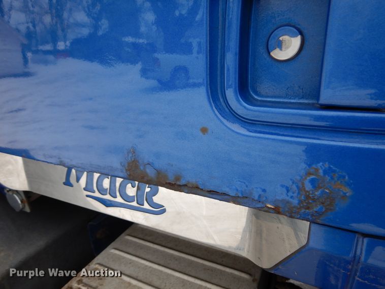 image for item IA9354 2002 Mack CX613  semi truck